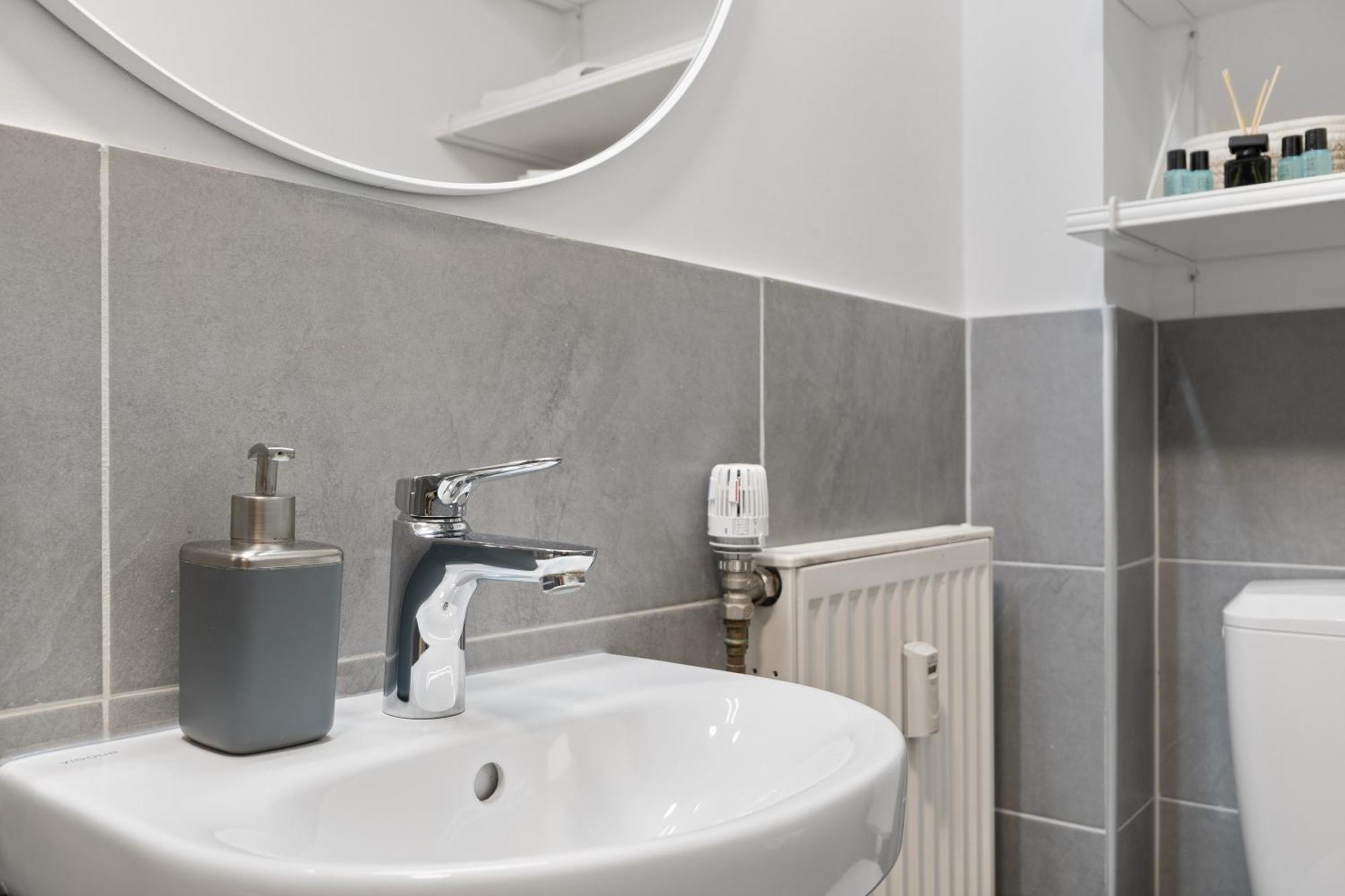 Modernes Apartement Am Rhein In Ruhiger Lage Кьолн Екстериор снимка